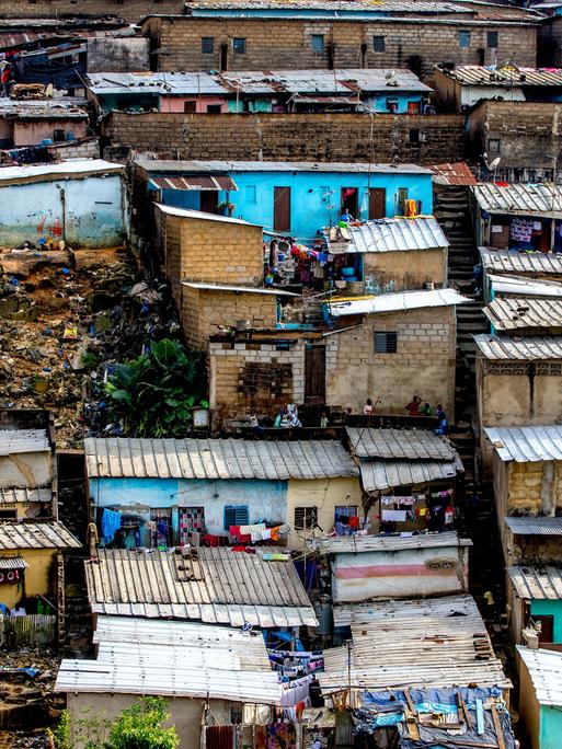 Vogelperspektive auf die bunten Häuser eines Slums in Abidjan in Elfenbeinküste