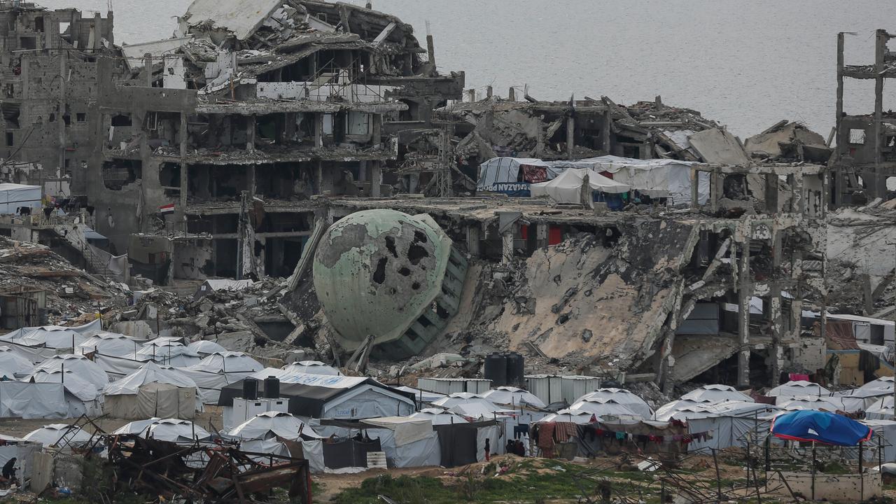 Ein Zeltlager für vertriebene Palästinenser inmitten zerstörter Gebäude im Westen des Lagers Al-Schati, westlich von Gaza-Stadt