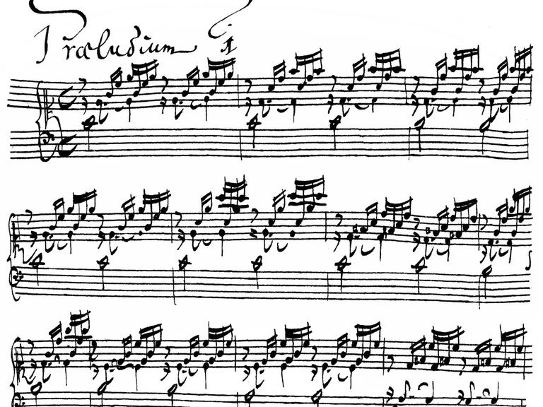 Ein weißes Blatt mit handgeschriebenen Noten. Es zeigt das erste Präludium C-Dur aus dem Wohltemperierten Klavier von Johann Sebastian Bach.