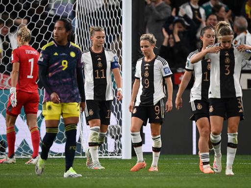 Das Foto zeigt deutsche Fußballerinnen nach der Niederlage gegen Kolumbien bei der WM.