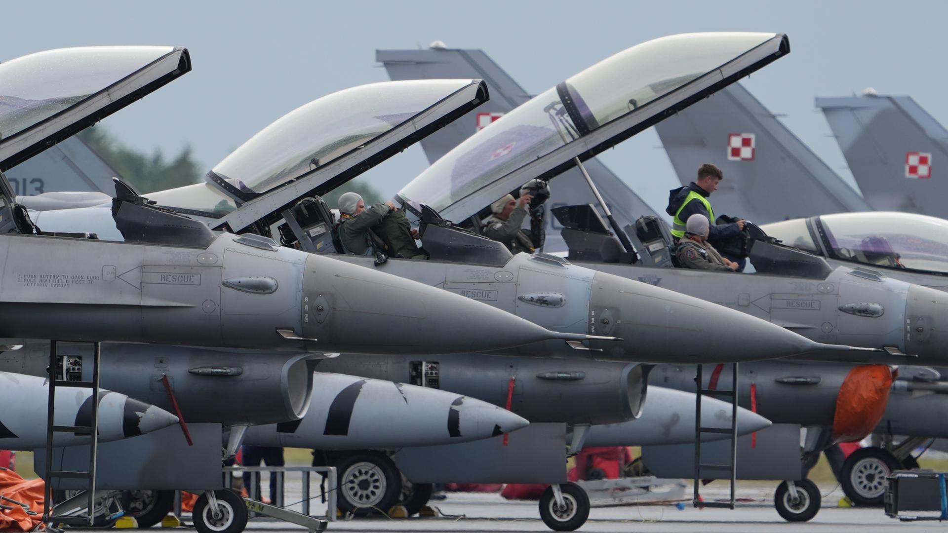 Piloten bereiten sich in den Cockpits ihrer Kampfjets des Typs F-16 auf den Flug während des Nato-Luftwaffen-Manövers "Tiger Meet" auf dem Gelände des Taktischen Luftwaffengeschwaders 51 "Immelmann"vor.