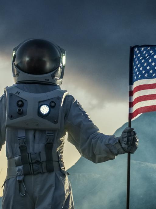 Ein Astronaut trägt einen Raumanzug und plaziert die US-amerikanische Flagge auf dem Mars.
