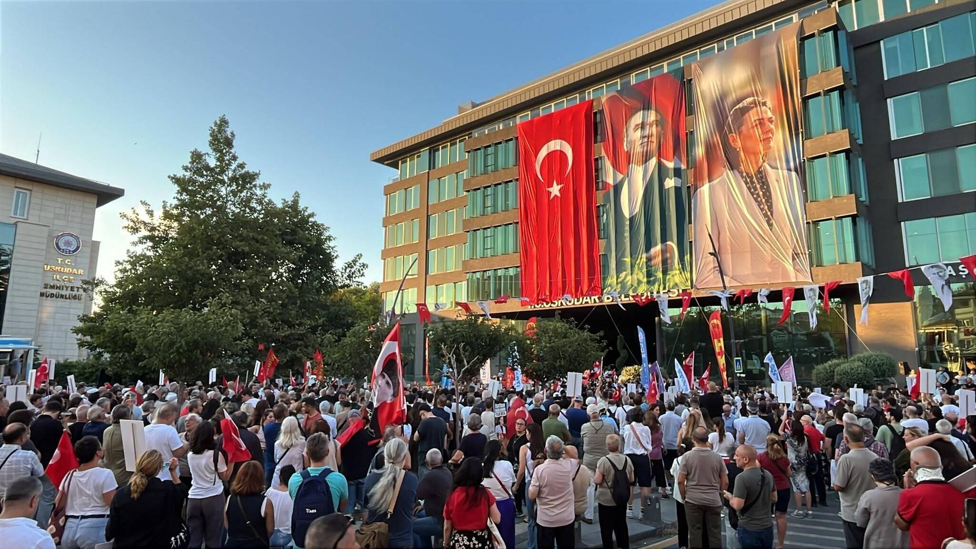 Zahlreiche Menschen beim Protest im Istanbuler Bezirk Üsküdar gegen die Festnahme der Bezirksbürgermeisterin Sinem Dedetas.