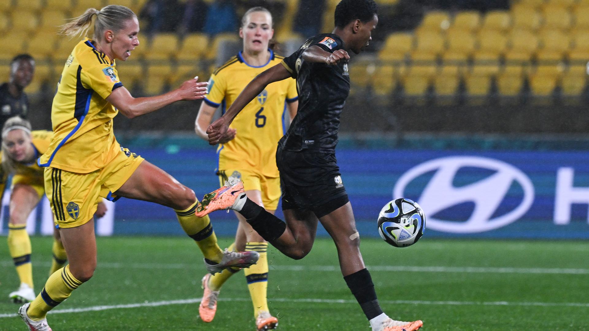 Das Foto zeigt eine Spielszene in der Begegnung Schweden gegen Südafrika bei der Frauen-Fußball-WM. Das Foto zeigt eine Spielszene in der Begegnung Schweden gegen Südafrika bei der Frauen-Fußball-WM.