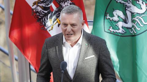 Landeshauptmann Mario Kunasek (FPÖ) vor der rot-weißen Fahne Österreichs und der grün-weißen Fahne der Steiermark