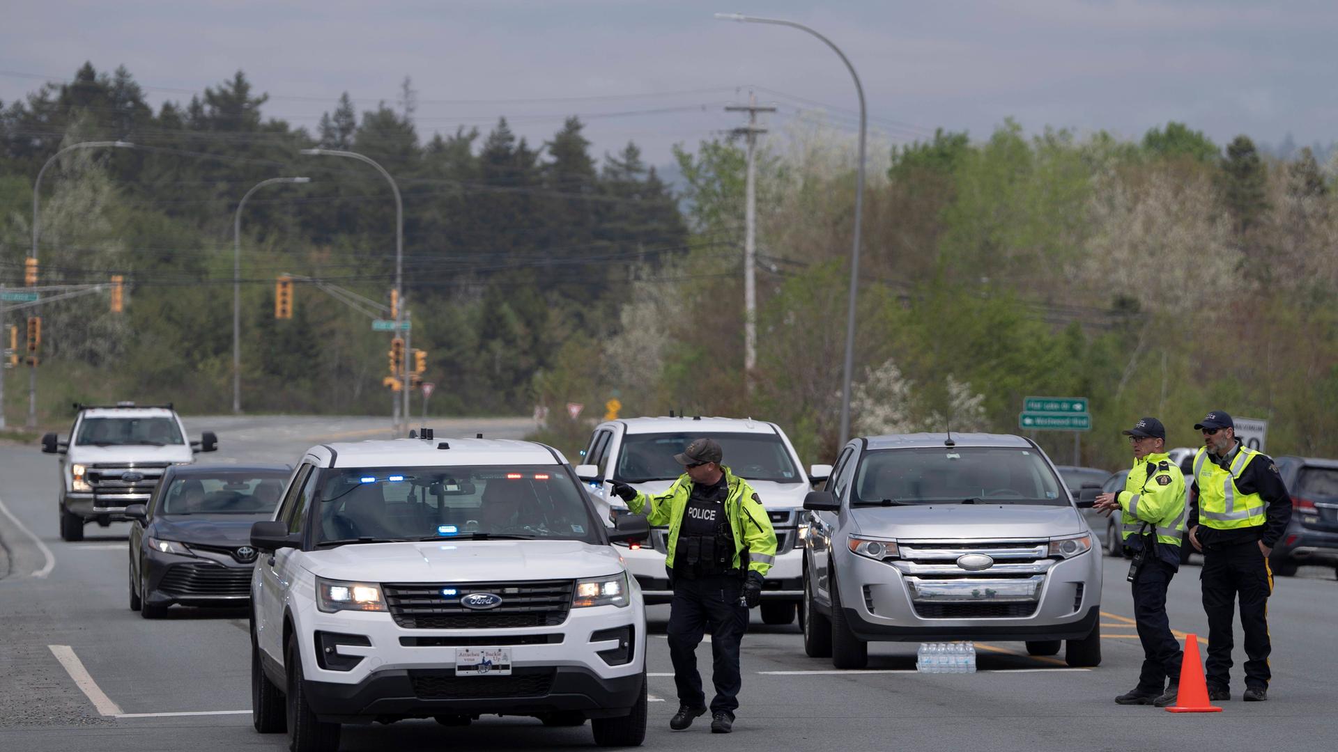 Polizistn informiert die Menschen, die in ihren Autos vor den Bränden in Nova Scotia in Kanada fliehen.