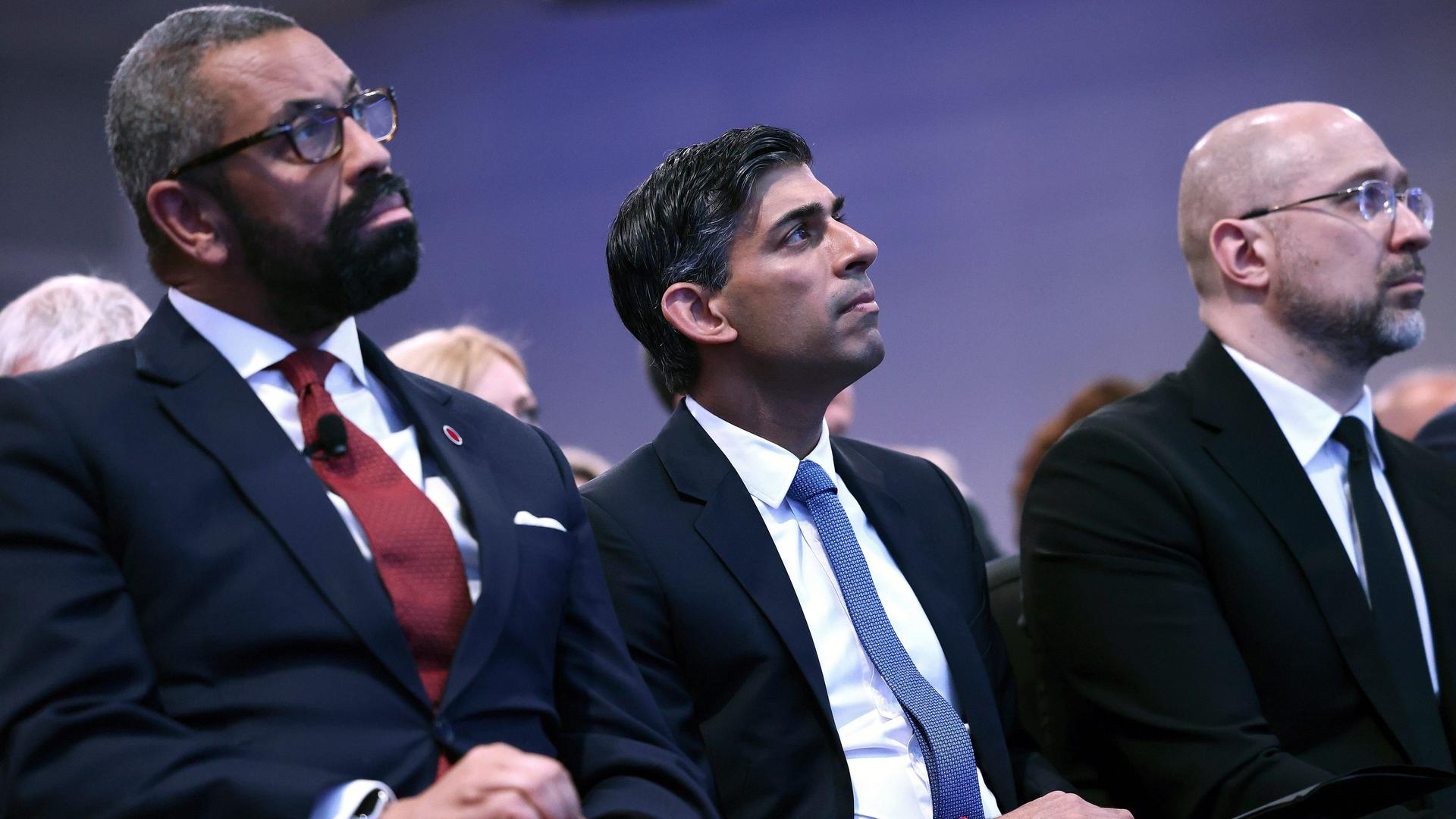 London: James Cleverly (l-r), Außenminister von Großbritannien, Rishi Sunak, Premierminister von Großbritannien, und Denys Schmyhal, Ministerpräsident der Ukraine, nehemen am ersten Tag der Ukraine Recovery Conference teil. London: James Cleverly (l-r), Außenminister von Großbritannien, Rishi Sunak, Premierminister von Großbritannien, und Denys Schmyhal, Ministerpräsident der Ukraine, nehemen am ersten Tag der Ukraine Recovery Conference teil.