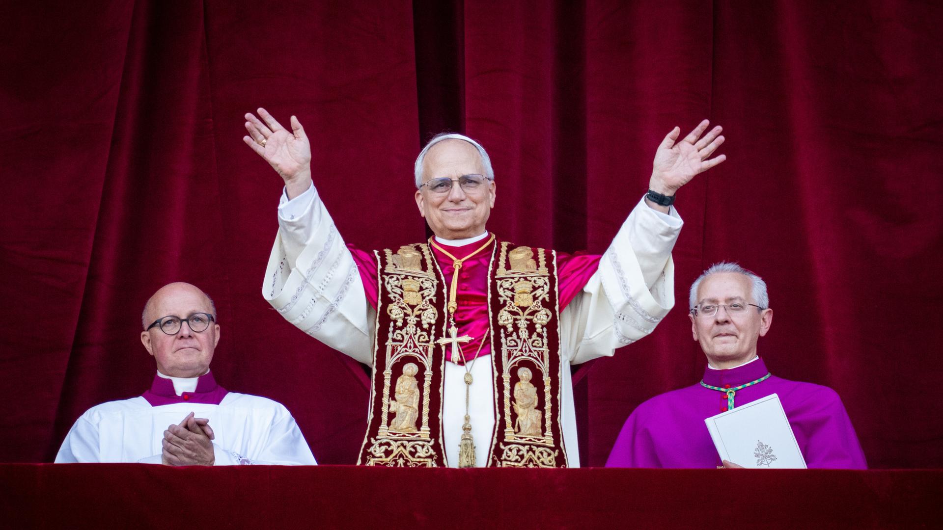 Der neu gewählte Papst Leo XIV. erscheint auf dem Balkon des Petersdoms