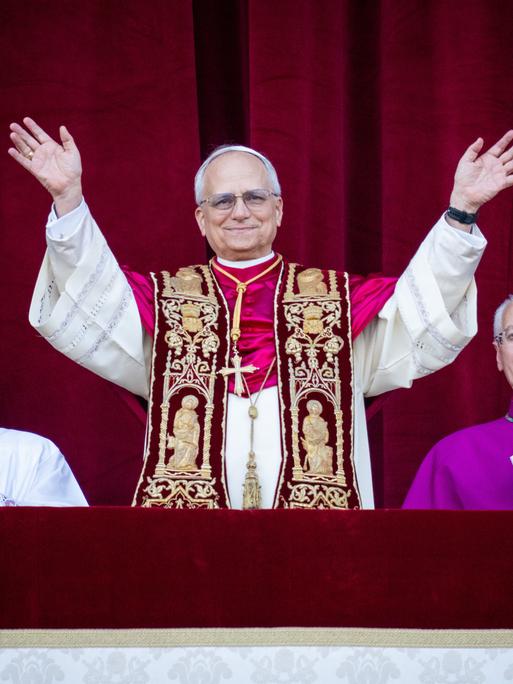 Der neu gewählte Papst Leo XIV. erscheint auf dem Balkon des Petersdoms