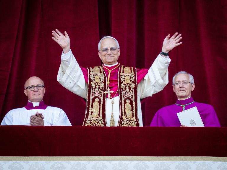 Der neu gewählte Papst Leo XIV. erscheint auf dem Balkon des Petersdoms