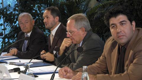 Die erste Islamkonferenz in Berlin 2006 mit dem damaligen Bundesinnenminister Wolfgang Schäuble (2. v. r.)