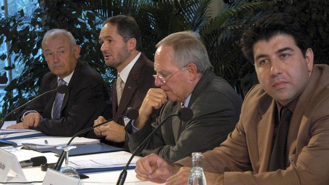 Die erste Islamkonferenz in Berlin 2006 mit dem damaligen Bundesinnenminister Wolfgang Schäuble (2. v. r.)