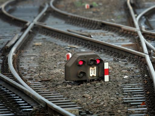 Eine Signalanlage der Bahn steht auf rot.