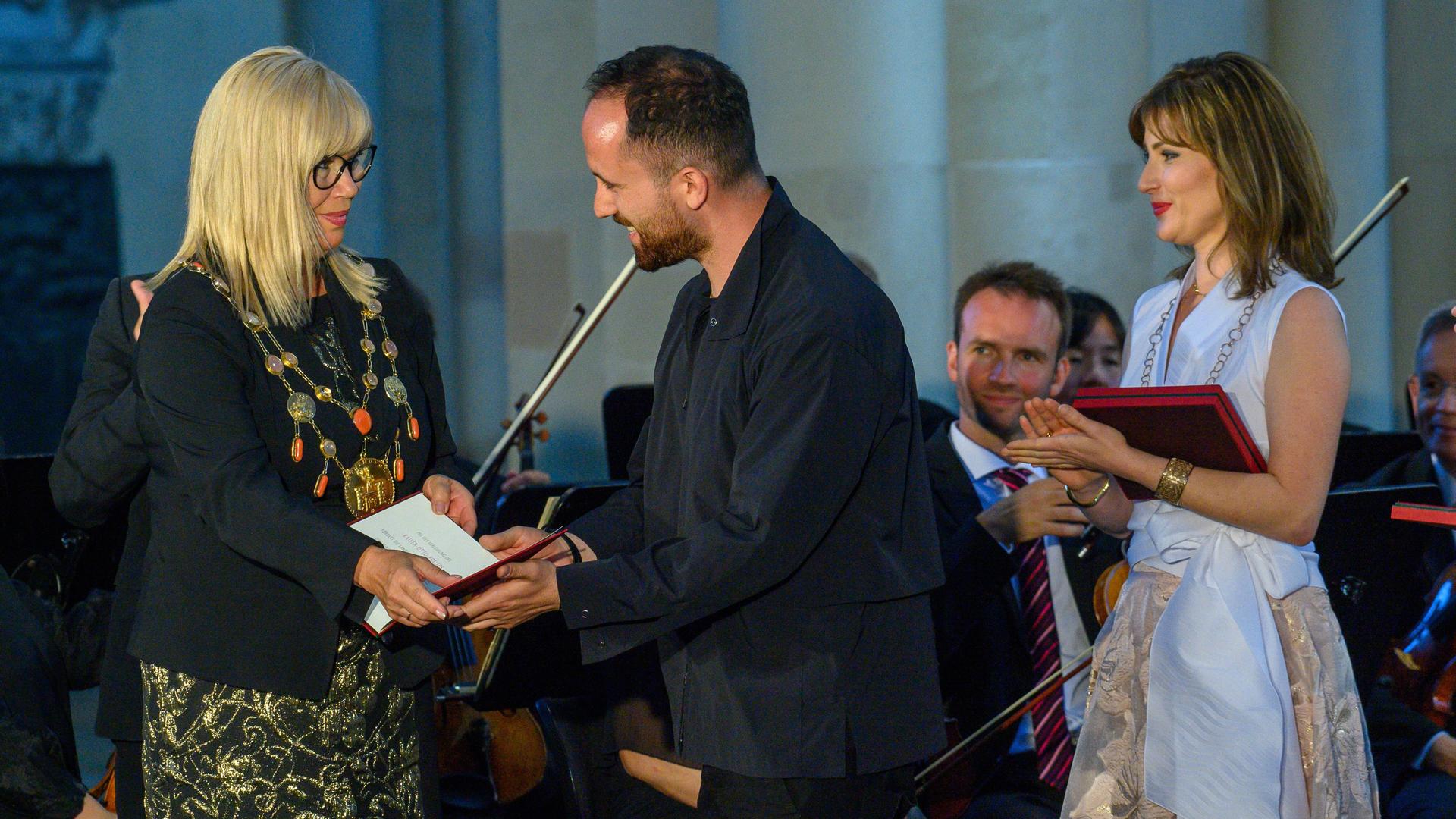 Simone Borris (parteilos, l-r) überreicht dem Pianisten Igor Levit und der Violinistin Lisa Batiashvili im Magdeburger Dom den Kaiser-Otto-Preis 2025. Simone Borris (parteilos, l-r) überreicht dem Pianisten Igor Levit und der Violinistin Lisa Batiashvili im Magdeburger Dom den Kaiser-Otto-Preis 2025.
