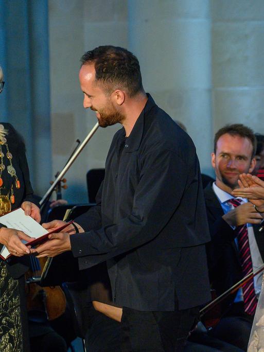 Simone Borris (parteilos, l-r) überreicht dem Pianisten Igor Levit und der Violinistin Lisa Batiashvili im Magdeburger Dom den Kaiser-Otto-Preis 2025. 