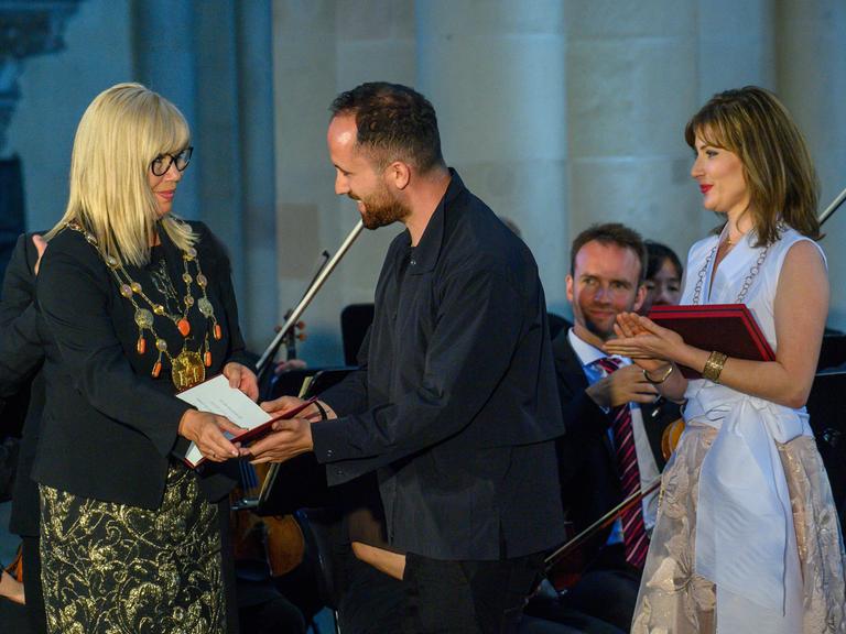 Simone Borris (parteilos, l-r) überreicht dem Pianisten Igor Levit und der Violinistin Lisa Batiashvili im Magdeburger Dom den Kaiser-Otto-Preis 2025. 