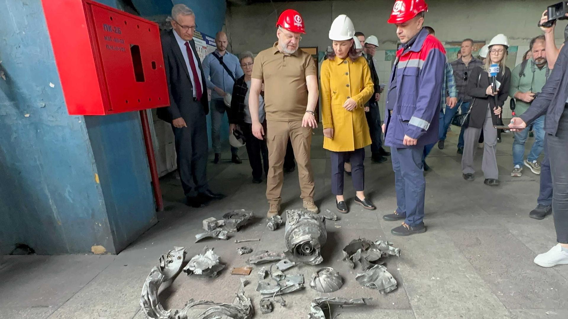 Annalena Baerbock lässt sich in einem der größten Kohlekraftwerke der Ukraine von dem ukrainischen Energieminister Herman Haluschtschenko (M-l) die Zerstörungen durch einen russischen Luftangriff zeigen. Annalena Baerbock lässt sich in einem der größten Kohlekraftwerke der Ukraine von dem ukrainischen Energieminister Herman Haluschtschenko (M-l) die Zerstörungen durch einen russischen Luftangriff zeigen.