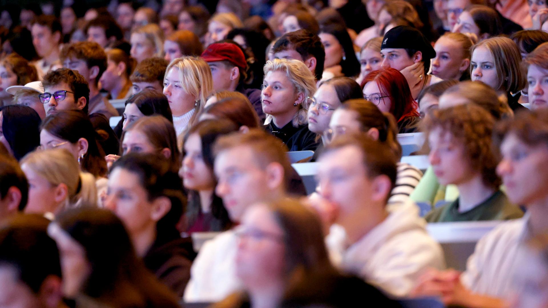 Studenten lauschen im großen Hörsaal am Tag der ErstsemesterbegrüÃung den Ausführungen der Uni-Vertreter zum Wintersemester 2023/24 an der Uni Köln. 