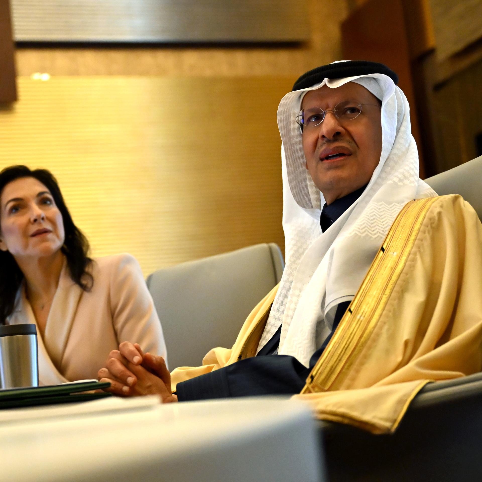 Katherina Reiche (CDU), Bundesministerin für Wirtschaft und Energie, trifft Prinz bin Salman (r), Energieminister des Königreichs Saudi-Arabien. 