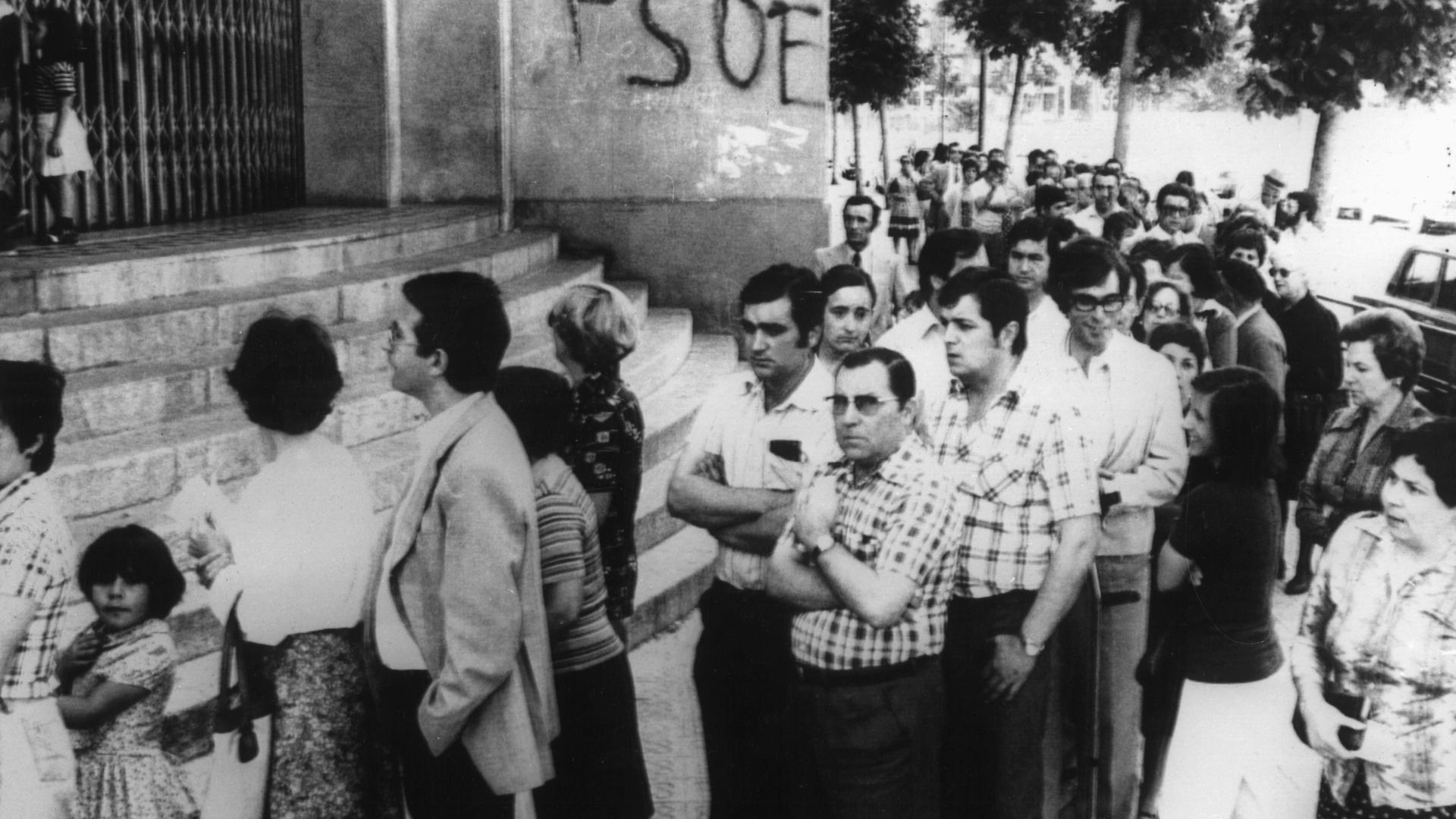 Eine lange Schlange bildete sich schon vor der Öffnung des Wahllokals in einem Arbeitervorort von Barcelona 1977.