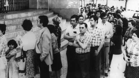 Eine lange Schlange bildete sich schon vor der Öffnung des Wahllokals in einem Arbeitervorort von Barcelona 1977.