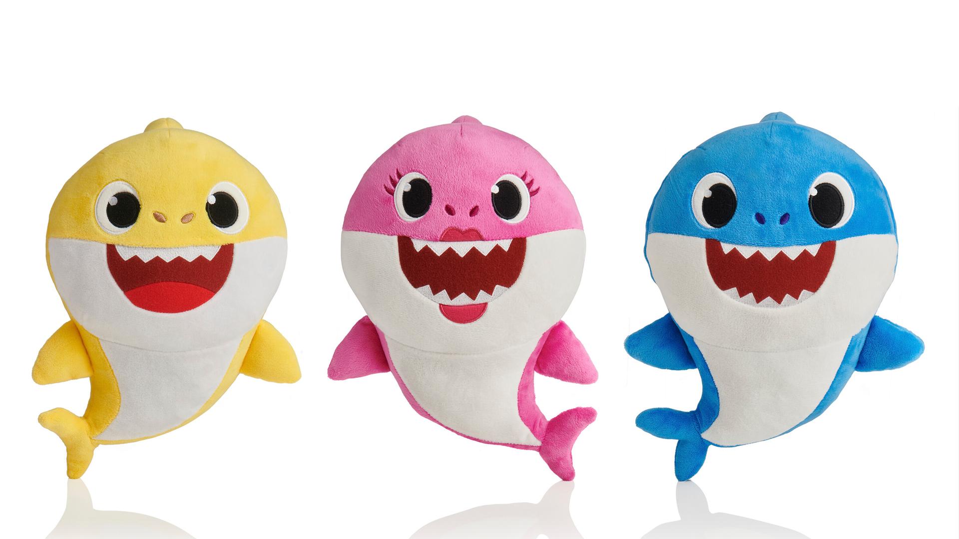 Auf diesem Bild ist die singende „WowWee Pinkfong Baby Shark“-Familie aus Plüsch zu sehen. Der virale Song und seine Musikvideos haben Kleinkinder und Eltern gleichermaßen begeistert.