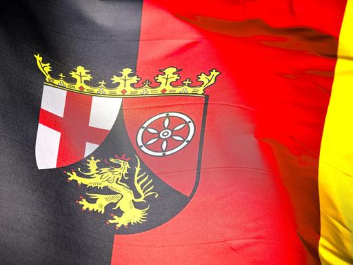 Wehende Fahne des deutschen Bundeslandes Rheinland-Pfalz Wehende Fahne des deutschen Bundeslandes Rheinland-Pfalz