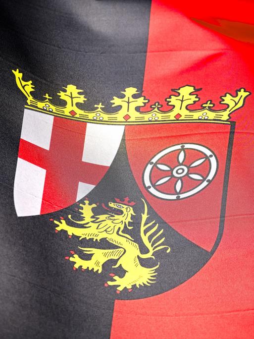 Wehende Fahne des deutschen Bundeslandes Rheinland-Pfalz Wehende Fahne des deutschen Bundeslandes Rheinland-Pfalz