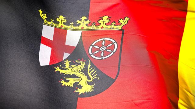 Wehende Fahne des deutschen Bundeslandes Rheinland-Pfalz