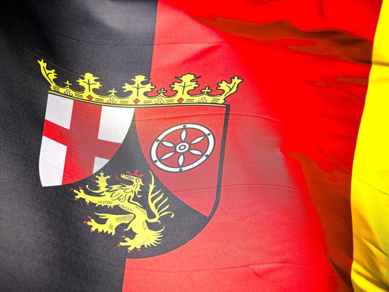 Wehende Fahne des deutschen Bundeslandes Rheinland-Pfalz