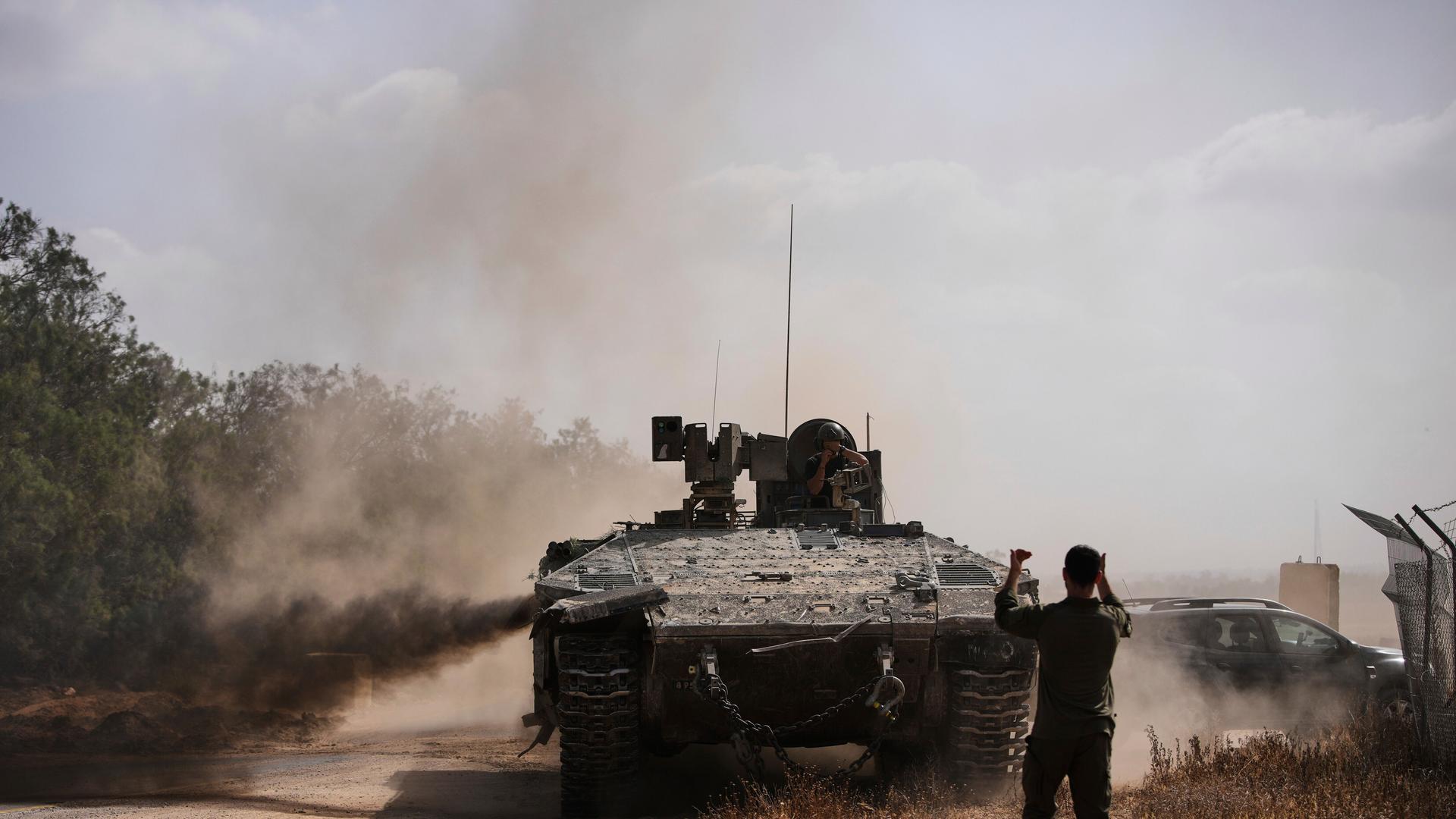 Israelische Streitkräfte bewegen sich mit Panzern vorwärts