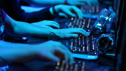 Jugendliche Computer-Spieler sitzen vor Computern. 