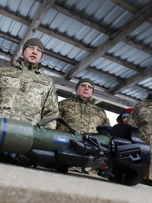 Soldaten der ukrainischen Streitkräfte stehen vor einem schwedisch-britischen Flugabwehrraketenwerfer.