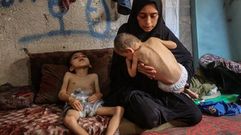 Gaza: Zwei vertriebene palästinensische Kinder, die an Unterernährung und zerebraler Lähmung leiden, im Nordwesten von Gaza-Stadt in einer zur Schule umfunktionierten Unterkunft. 