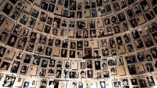 Das Foto zeigt eine Halle mit vielen Fotos und Informationen über Opfer vom Holocaust.
