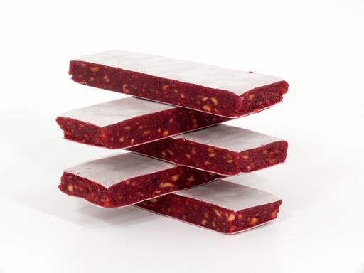 Gestapelte Fruchtriegel vor einem weißen Hintergrund.