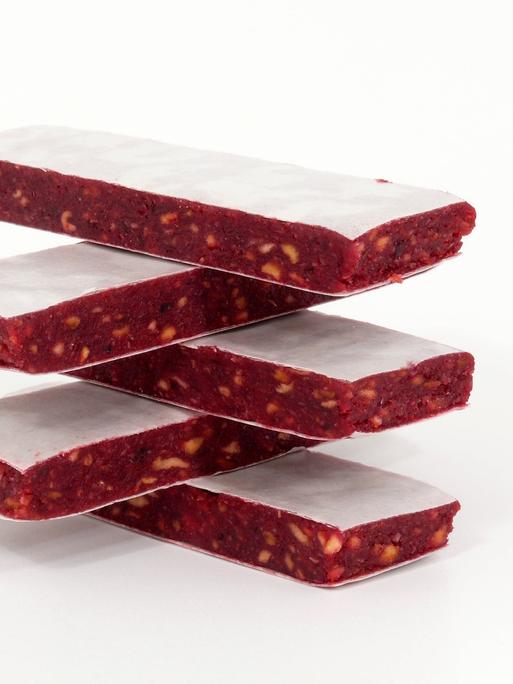 Gestapelte Fruchtriegel vor einem weißen Hintergrund.