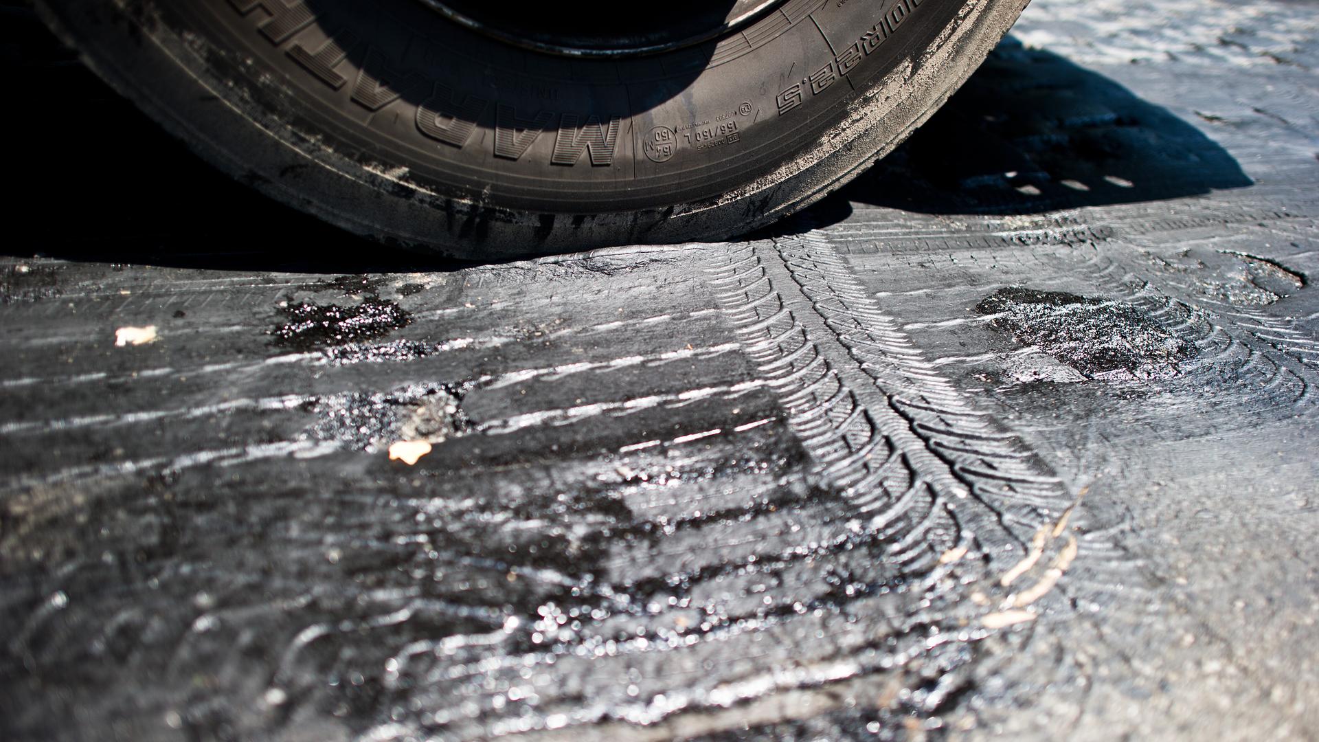 Die Asphaltdecke der Straße ist durch Hitze weich geworden und weist große Spurrillen auf