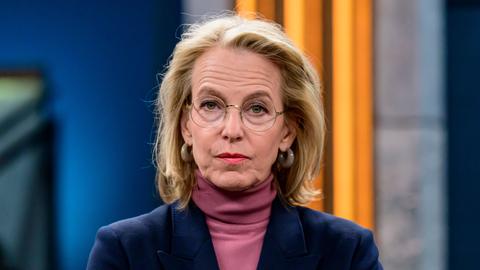 Julia Jäkel sitzt in einem Fernsehstudio und schaut direkt in die Kamera. Sie trägt einen Rollkragenpullover in Altrosa und ein dunkelblaues Sakko.