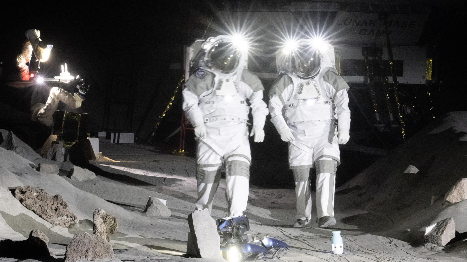 Zwei Astronauten simulieren eine Trainingseinheit in der neuen Luna-Halle im Rahmen der Eröffnungsfeierlichkeiten im Europäischen Astronautenzentrum (EAC) der ESA. 