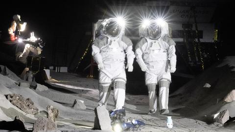 Zwei Astronauten simulieren eine Trainingseinheit in der neuen Luna-Halle im Rahmen der Eröffnungsfeierlichkeiten im Europäischen Astronautenzentrum (EAC) der ESA. 