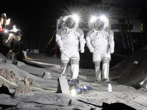 Zwei Astronauten simulieren eine Trainingseinheit in der neuen Luna-Halle im Rahmen der Eröffnungsfeierlichkeiten im Europäischen Astronautenzentrum (EAC) der ESA. Zwei Astronauten simulieren eine Trainingseinheit in der neuen Luna-Halle im Rahmen der Eröffnungsfeierlichkeiten im Europäischen Astronautenzentrum (EAC) der ESA.