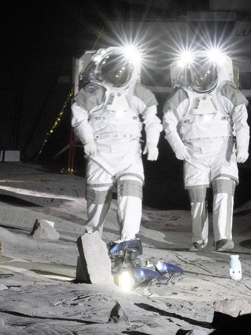 Zwei Astronauten simulieren eine Trainingseinheit in der neuen Luna-Halle im Rahmen der Eröffnungsfeierlichkeiten im Europäischen Astronautenzentrum (EAC) der ESA. 
