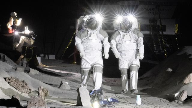 Zwei Astronauten simulieren eine Trainingseinheit in der neuen Luna-Halle im Rahmen der Eröffnungsfeierlichkeiten im Europäischen Astronautenzentrum (EAC) der ESA. 