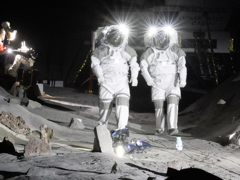 Zwei Astronauten simulieren eine Trainingseinheit in der neuen Luna-Halle im Rahmen der Eröffnungsfeierlichkeiten im Europäischen Astronautenzentrum (EAC) der ESA. 