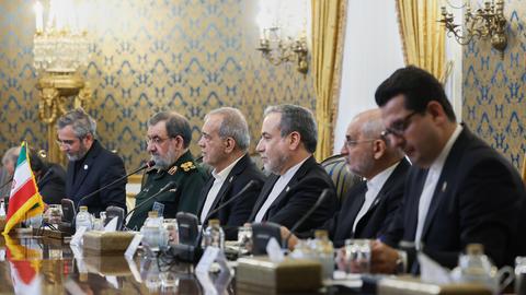 Iran, Teheran: Der iranische Präsident Massud Peseschkian (3.v.l) sitzt mit hochrangigen Delegationen aus Saudi-Arabien, Pakistan und der Türkei an einem Tisch.