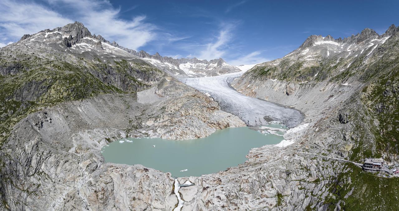 Rhonegletscher, Talgletscher im Quellgebiet der Rhone in den Schweizer Alpen. Gletscherschmelze, der Gletscher wird immer kleiner. Rhonegletscher, Talgletscher im Quellgebiet der Rhone in den Schweizer Alpen. Gletscherschmelze, der Gletscher wird immer kleiner.