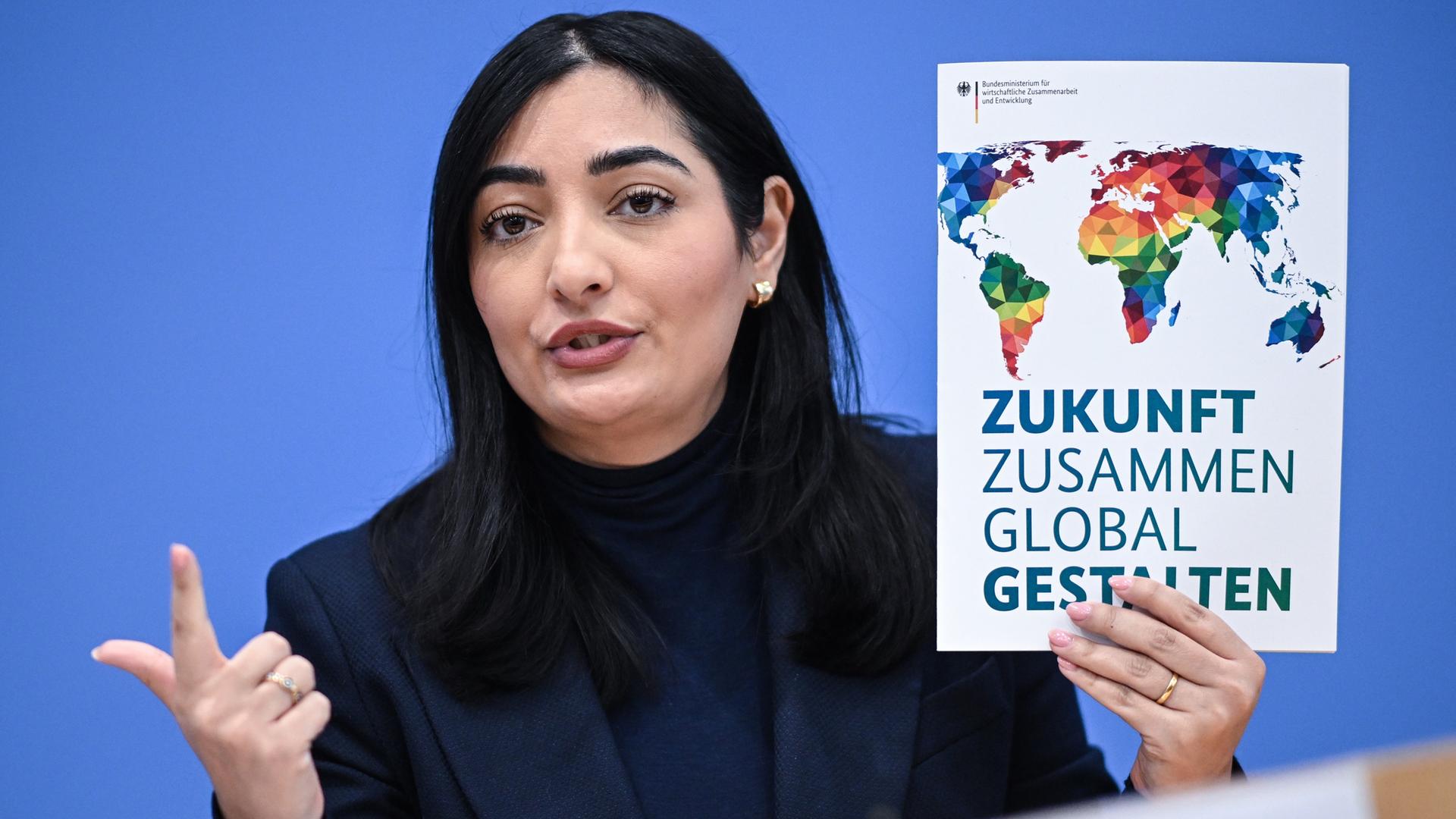 Reem Alabali Radovan (SPD), Bundesministerin für wirtschaftliche Zusammenarbeit und Entwicklung, spricht bei der Pressekonferenz zum Reformplan "Zukunft zusammen global gestalten" zur Neuausrichtung der deutschen Entwicklungszusammenarbeit.