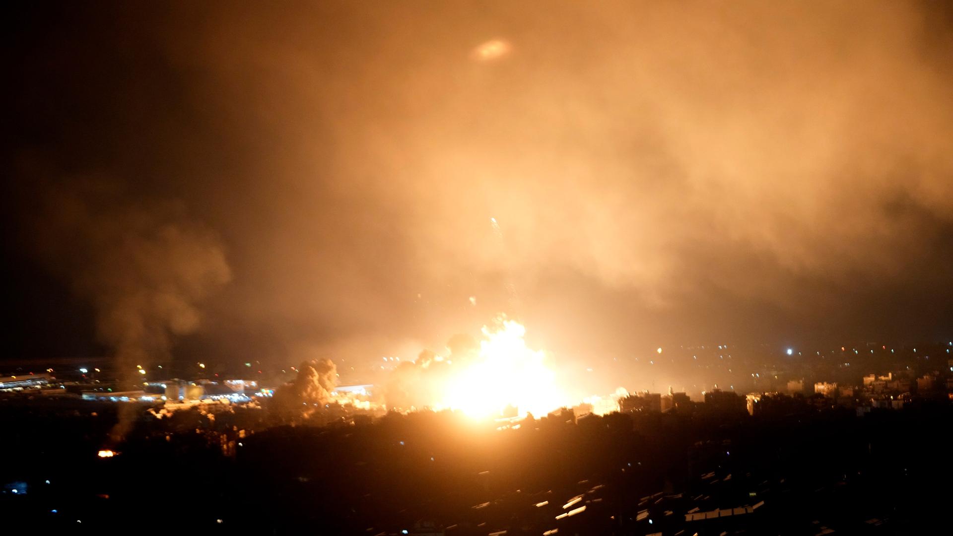 Beirut: Flammen steigen nach israelischen Luftangriffen auf. 