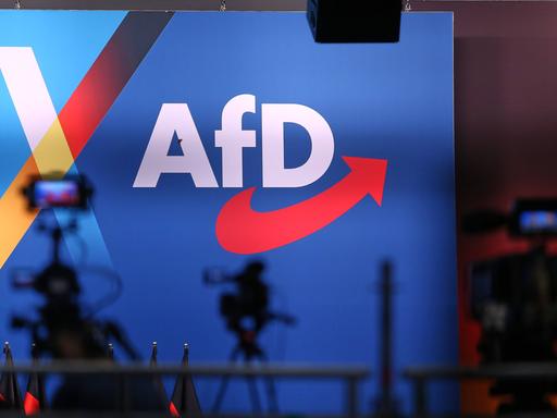 Das Logo der AfD beim Bundes-Partei-Tag 2025 in der Stadt Riese in dem Bundes-Land Sachsen 